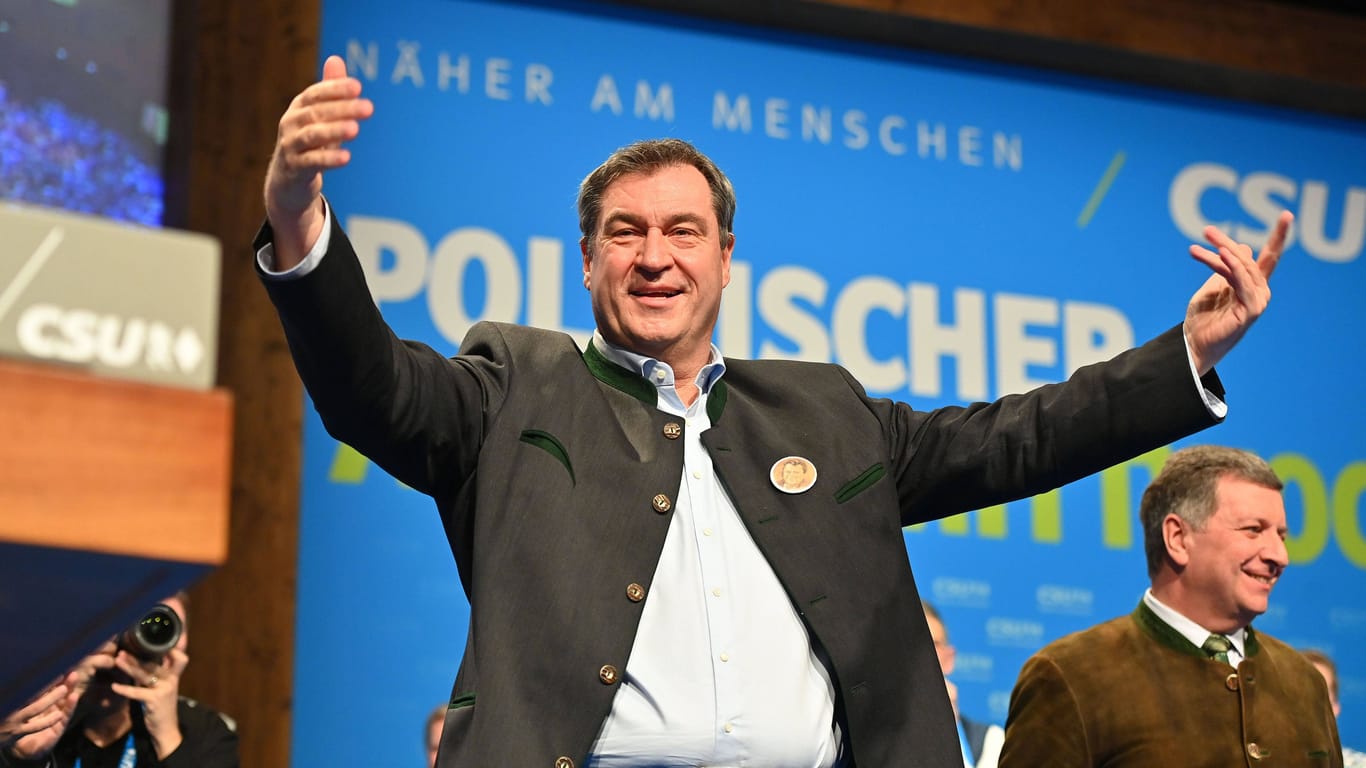 Markus Söder lässt sich beim Politischen Aschermittwoch feiern (Archivbild): Der CSU-Politiker liebt es, sich in Szene zu setzen.