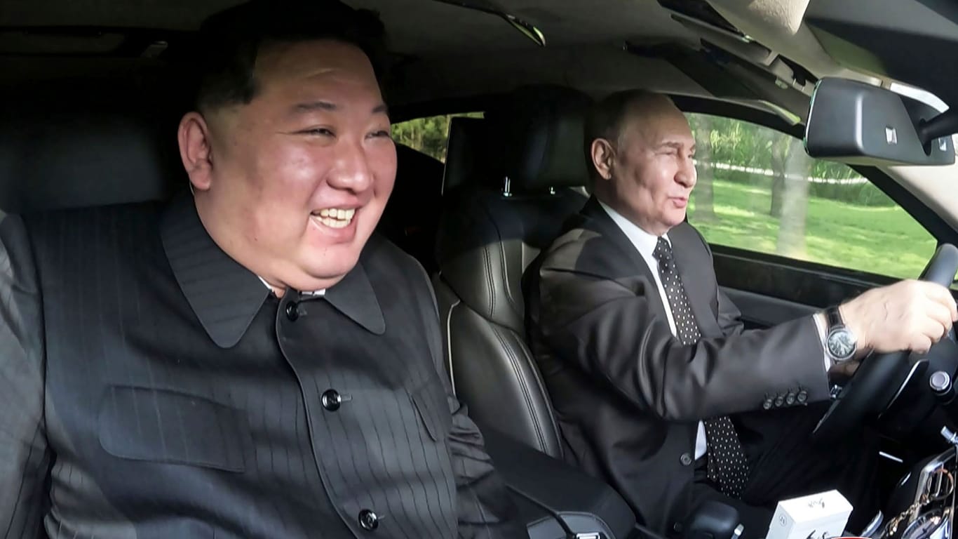 Kim Jong-un (l.) und Wladimir Putin bei einer Autofahrt in Pjöngjang. Nach Ansicht eines US-Experten wächst die Atomkriegsgefahr auch wegen der nordkoreanischen Raketen.