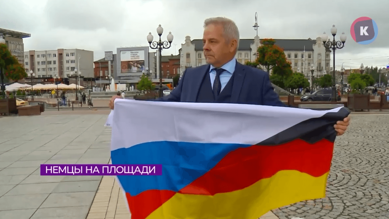 Deutsch-russische Flagge hoch: Der AfD-Abgeordnete Frank Lizureck auf dem Siegesplatz in Kaliningrad - und im russischen TV.