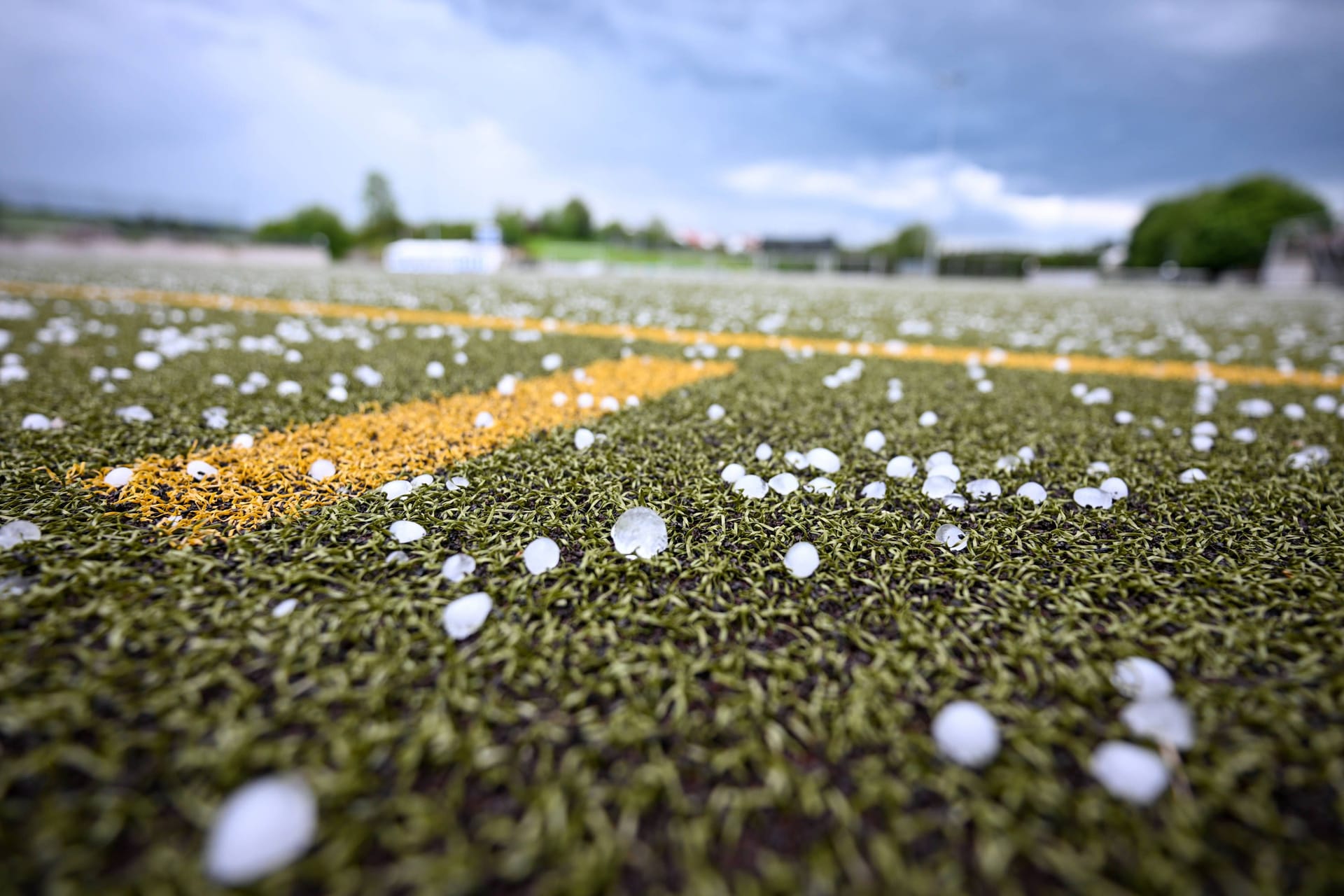 Hagelkörner auf einem Fußballplatz (Symbolbild): Das Wetter gefährdet Public Viewings zum EM-Achtelfinalspiel der deutschen Nationalmannschaft am Samstag.