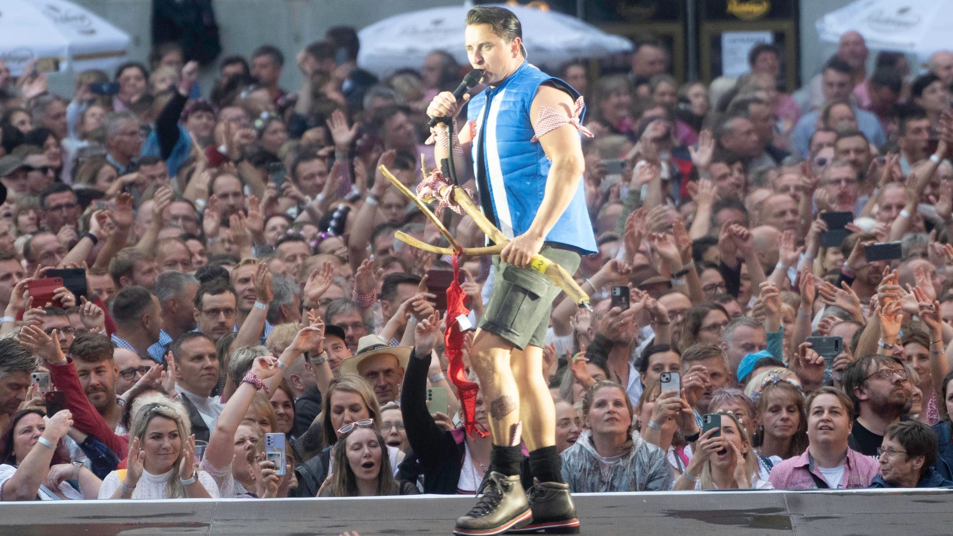 Andreas Gabalier im Rudolf-Harbig-Stadion in Dresden: Das Wetter konnte der Stimmung nichts anhaben.