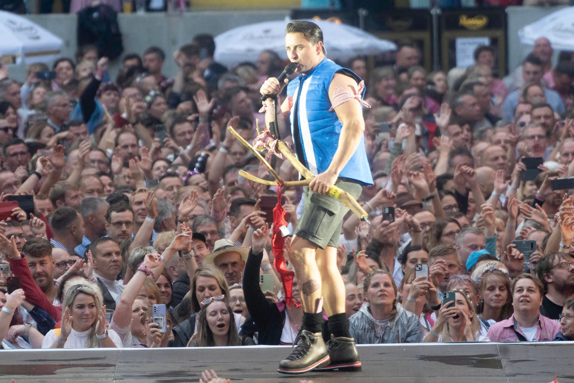 Andreas Gabalier im Rudolf-Harbig-Stadion in Dresden: Das Wetter konnte der Stimmung nichts anhaben.