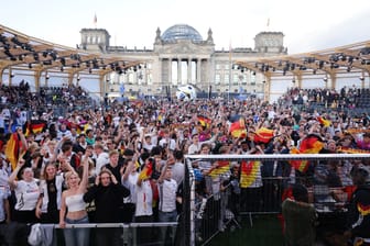 Fanzone am Reichstag in Berlin: Wie erlebt ein Sanitäter die EM?