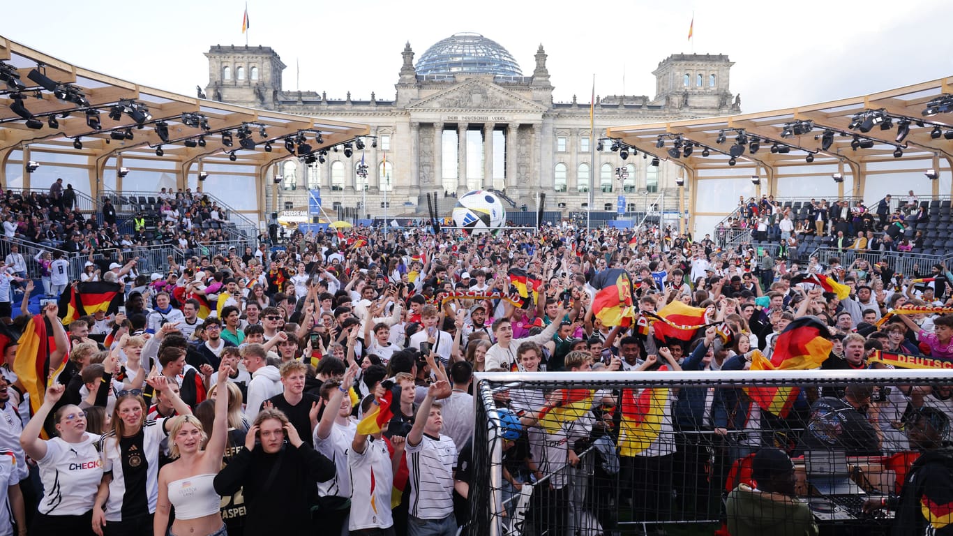 Fanzone am Reichstag in Berlin: Wie erlebt ein Sanitäter die EM?