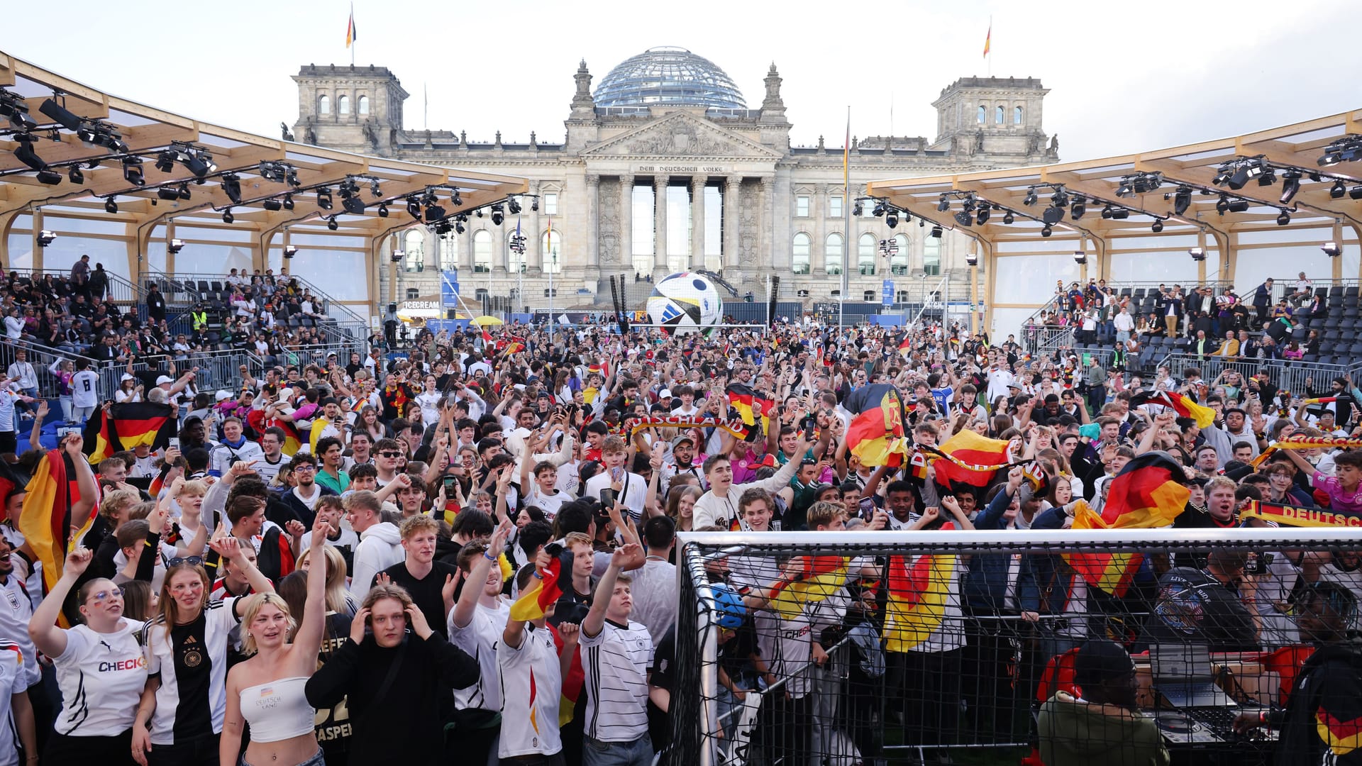 Fanzone am Reichstag in Berlin: Wie erlebt ein Sanitäter die EM?