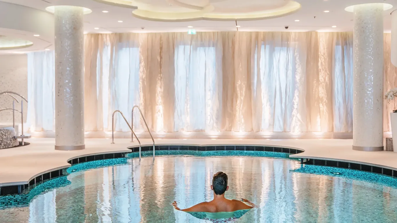Der Pool in Wolkenform: Im Hotel haben die Gäste Zugang zu einem 1.000 Quadratmeter großen Spa-Bereich.