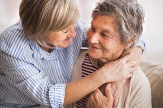 Mutter und Tochter: Im Alter ist ein Umzug in ein Pflegeheim manchmal unvermeidbar.