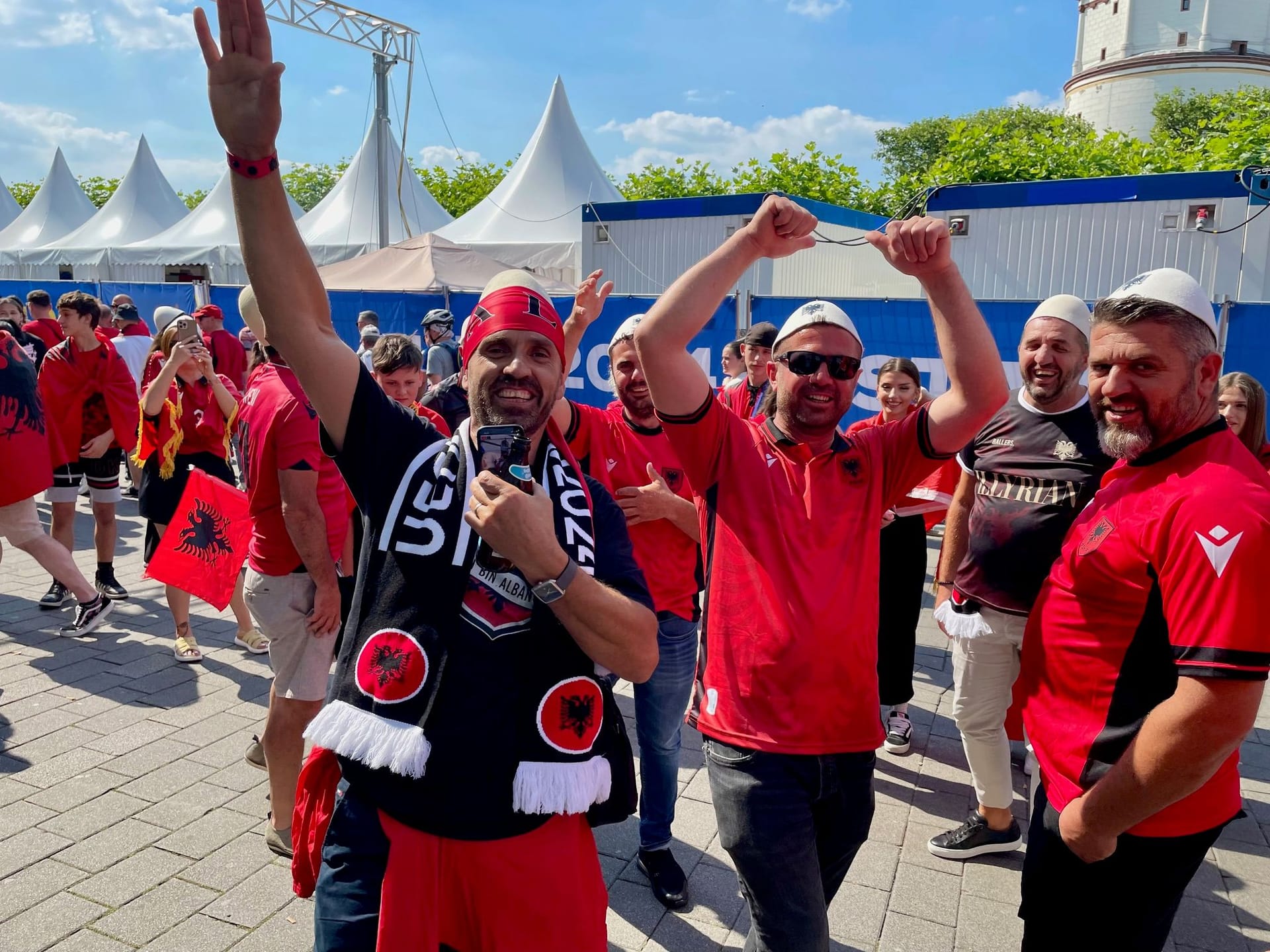 Beste Laune bei Albanien-Fans vor der Fanzone am Burgplatz.