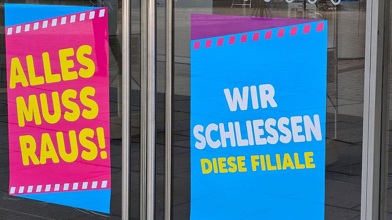 "Alles muss Raus"-Schilder an einer Galeria Kaufhof Filiale (Symbolbild): Im vergangenen Jahr mussten mehr als 17.000 Unternehmen Insolvenz anmelden.