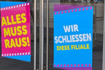 "Alles muss Raus"-Schilder an einer Galeria Kaufhof Filiale (Symbolbild): Im vergangenen Jahr mussten mehr als 17.000 Unternehmen Insolvenz anmelden.