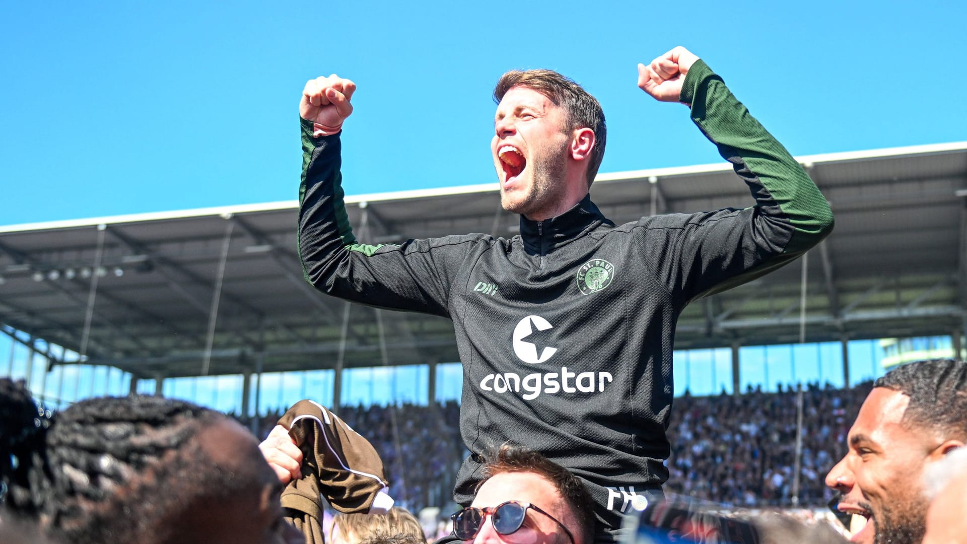 Fabian Hürzeler: St. Paulis Erfolgstrainer wird nach dem Bundesligaaufstieg von den Fans auf den Schultern getragen.