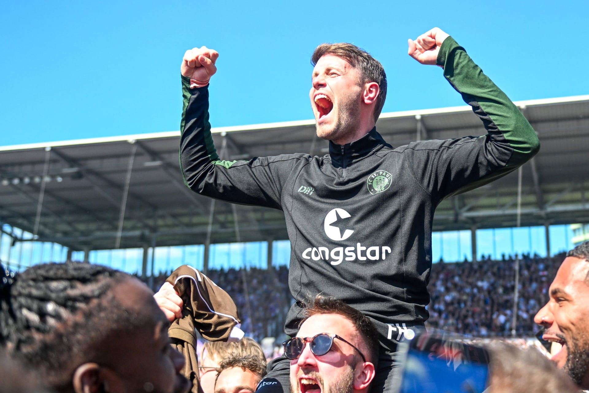 Fabian Hürzeler: St. Paulis Erfolgstrainer wird nach dem Bundesligaaufstieg von den Fans auf den Schultern getragen.