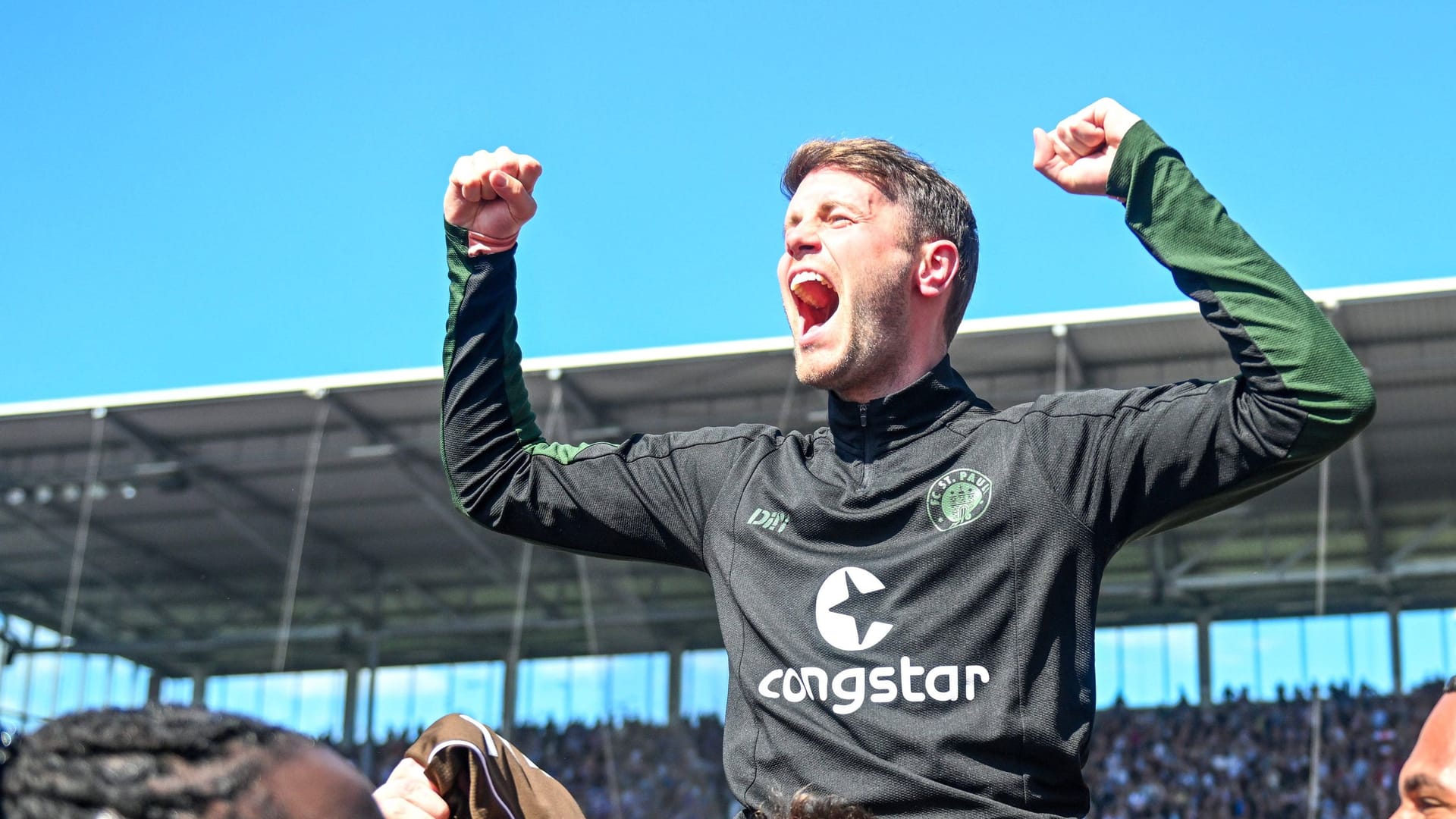 Fabian Hürzeler: St. Paulis Erfolgstrainer wird nach dem Bundesligaaufstieg von den Fans auf den Schultern getragen.