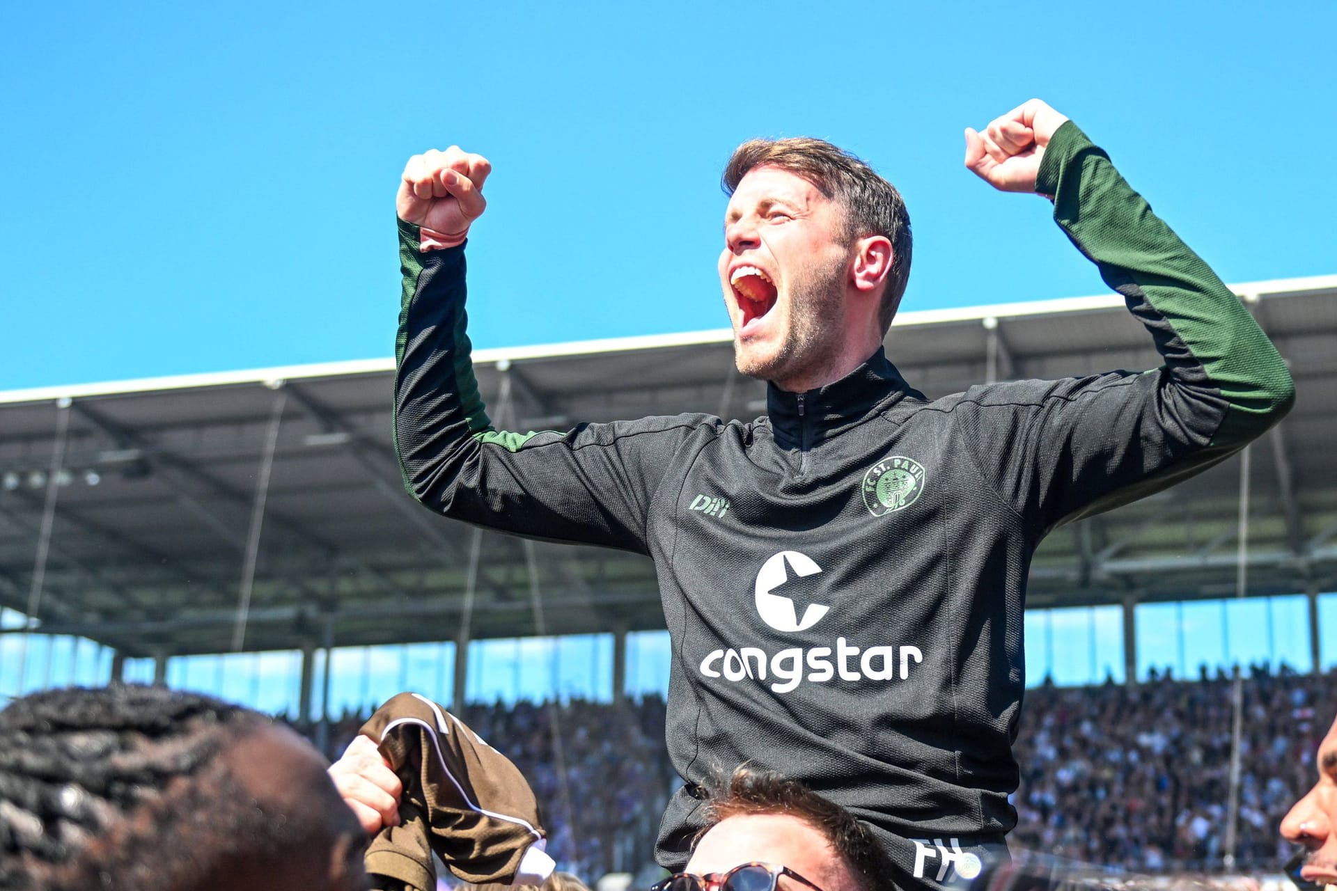 Fabian Hürzeler: St. Paulis Erfolgstrainer wird nach dem Bundesligaaufstieg von den Fans auf den Schultern getragen.