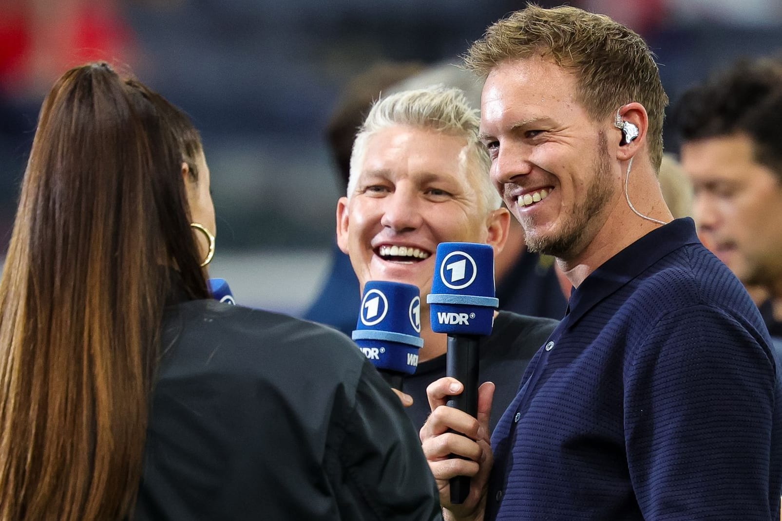 In Redelaune: Bundestrainer Nagelsmann mit ARD-Experte Schweinsteiger und -Moderatorin Schweinsteiger (v. li.).