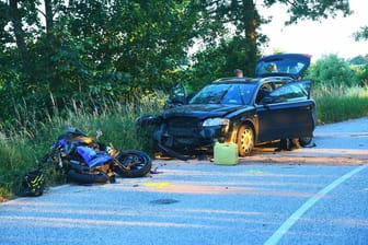 Unfallstelle auf dem Nincoper Deich: Ein junger Biker verstarb noch am Unfallort.