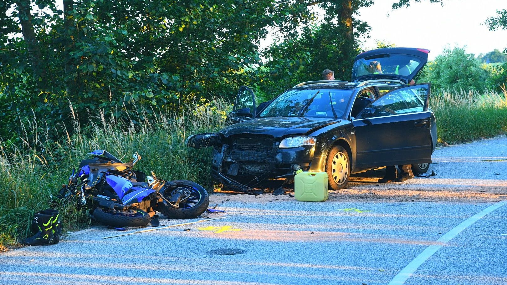 Unfallstelle auf dem Nincoper Deich: Ein junger Biker verstarb noch am Unfallort.