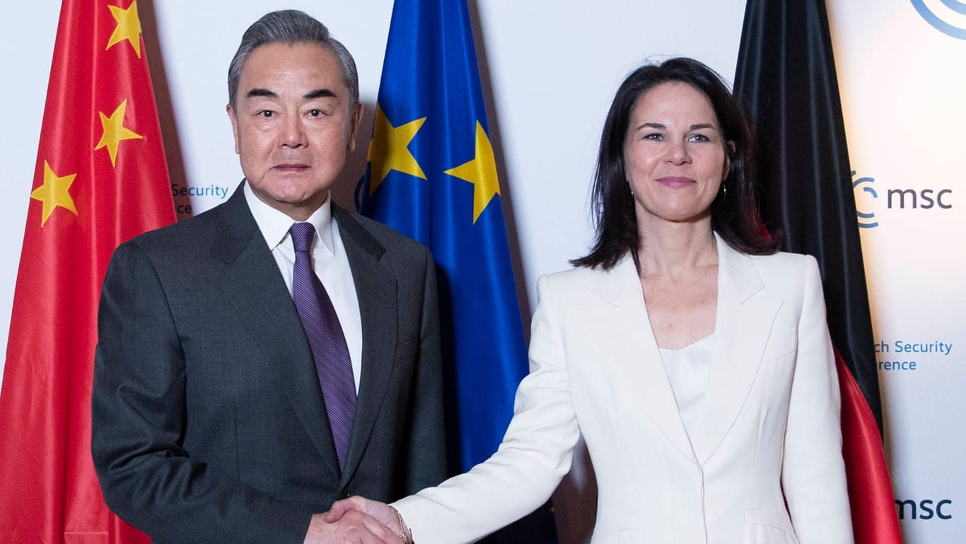 Handschlag: Der Außenminister Chinas, Wang Yi (l.), und Amtskollegin Annalena Baerbock.