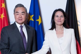 Handschlag: Der Außenminister Chinas, Wang Yi (l.), und Amtskollegin Annalena Baerbock.
