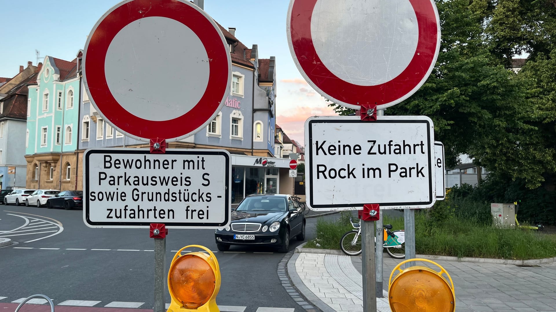 Ein Sicherheitsdienst kümmert sich eigentlich darum, dass keine Rock im Park-Gäste ihr Auto im Wohngebiet parken, manche lassen sich aber weder von den Schildern noch von den Securitys aufhalten, sagen die Anwohner.