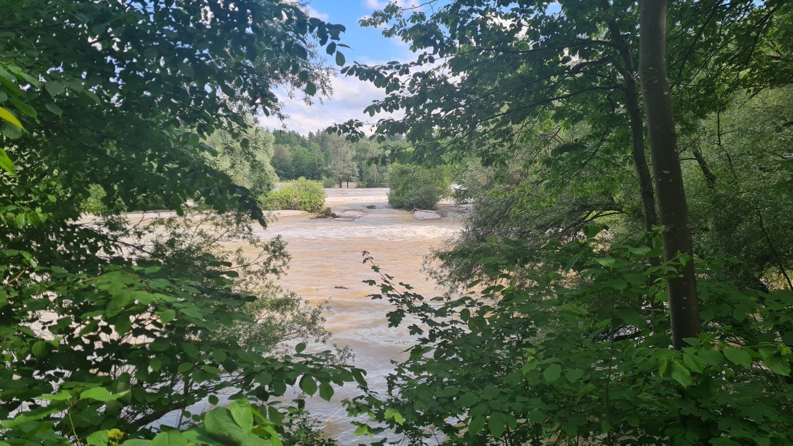 Dort, wo sonst am Flaucher gebadet wird, hat sich die Isar in einen reißenden Fluss verwandelt.