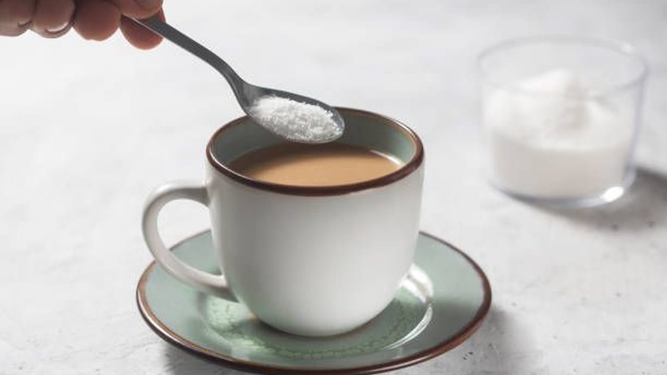 Beliebt im Kaffee: Äußerlich und geschmacklich kommt so mancher Ersatzzucker dem Haushaltszucker sehr nahe.
