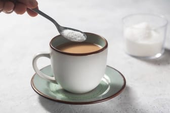Beliebt im Kaffee: Äußerlich und geschmacklich kommt so mancher Ersatzzucker dem Haushaltszucker sehr nahe.