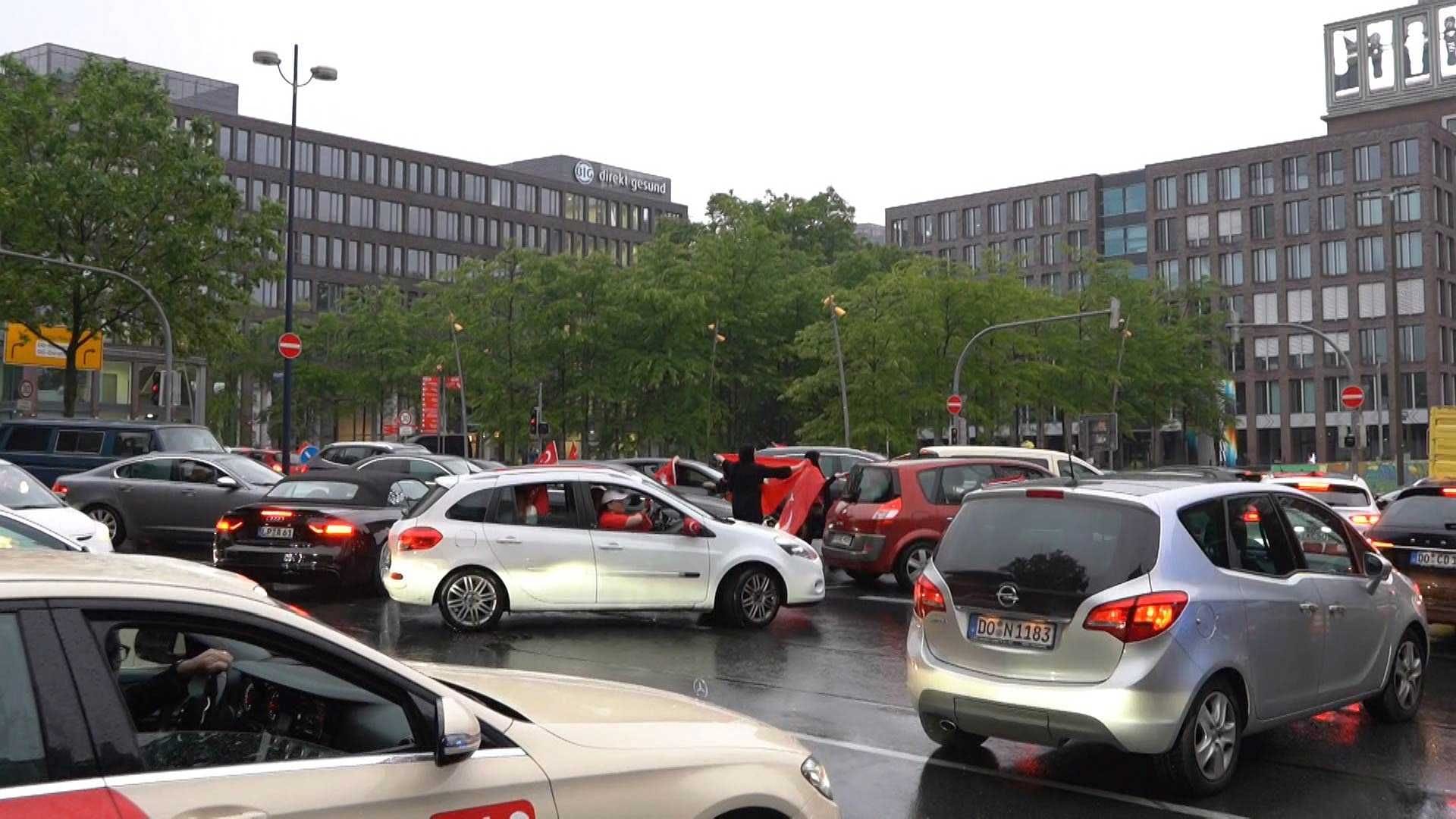 Der Dortmunder Wall war nach Spielende zeitweise komplett dicht: Fans hatten die Straße blockiert.