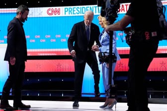 Joe Biden ließ sich am Ende der Debatte von seiner Ehefrau von der Bühne helfen.