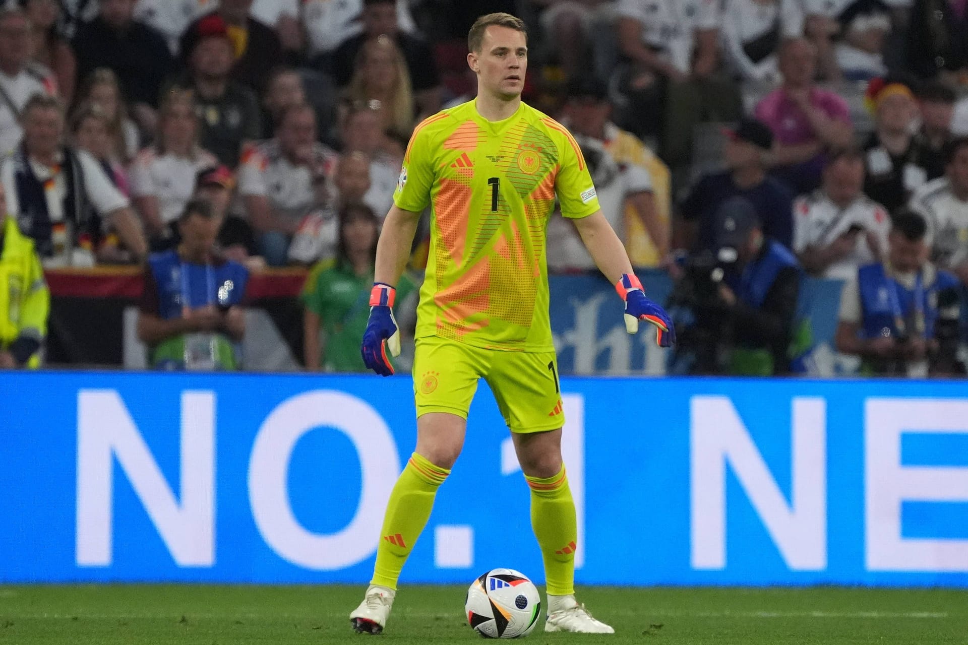 Manuel Neuer: Hatte in der ersten Halbzeit nichts, also wirklich nichts zu tun. Änderte sich im zweiten Durchgang auch nicht. Der erste Härtetest für ihn wird wohl gegen Ungarn kommen. Beim Eigentor von Rüdiger chancenlos (87. Minute). Note 3