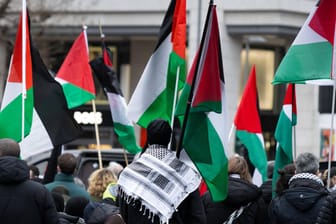 Eine Pro-Palästina-Demonstration (Symbolbild): Ein Berliner Gymnasium hat seine geplante Abiturfeier wegen angekündigter politischer Protestaktionen abgesagt.
