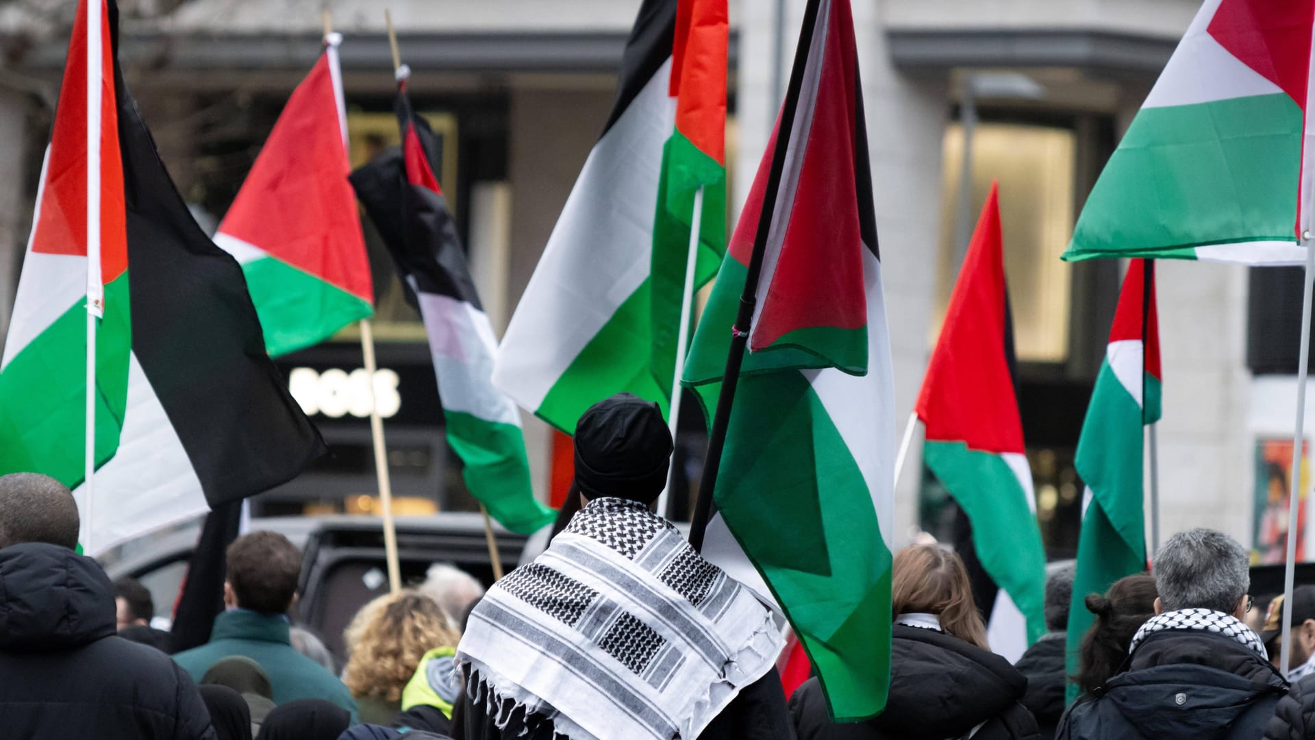 Eine Pro-Palästina-Demonstration (Symbolbild): Ein Berliner Gymnasium hat seine geplante Abiturfeier wegen angekündigter politischer Protestaktionen abgesagt.