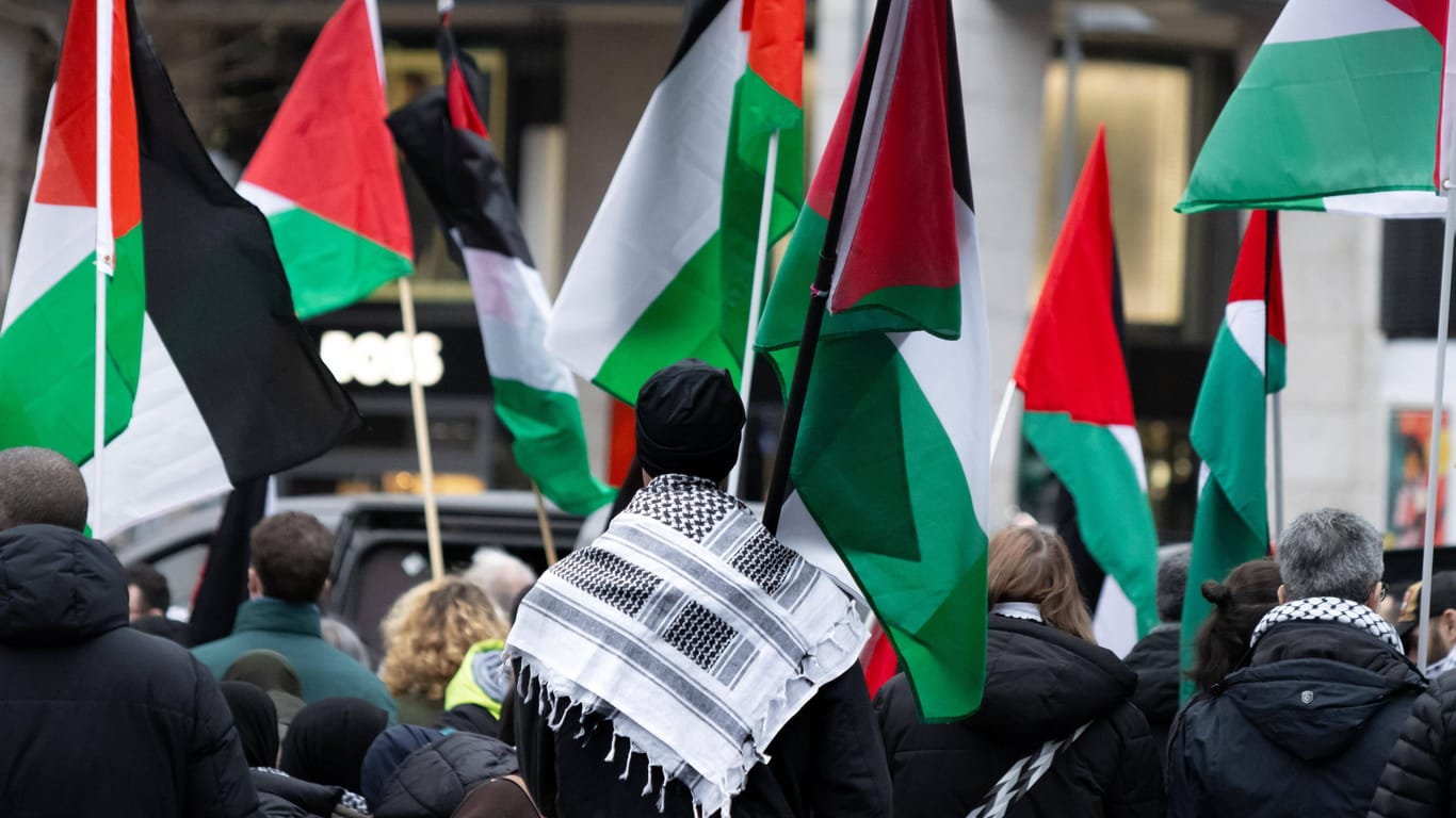 Eine Pro-Palästina-Demonstration (Symbolbild): Ein Berliner Gymnasium hat seine geplante Abiturfeier wegen angekündigter politischer Protestaktionen abgesagt.