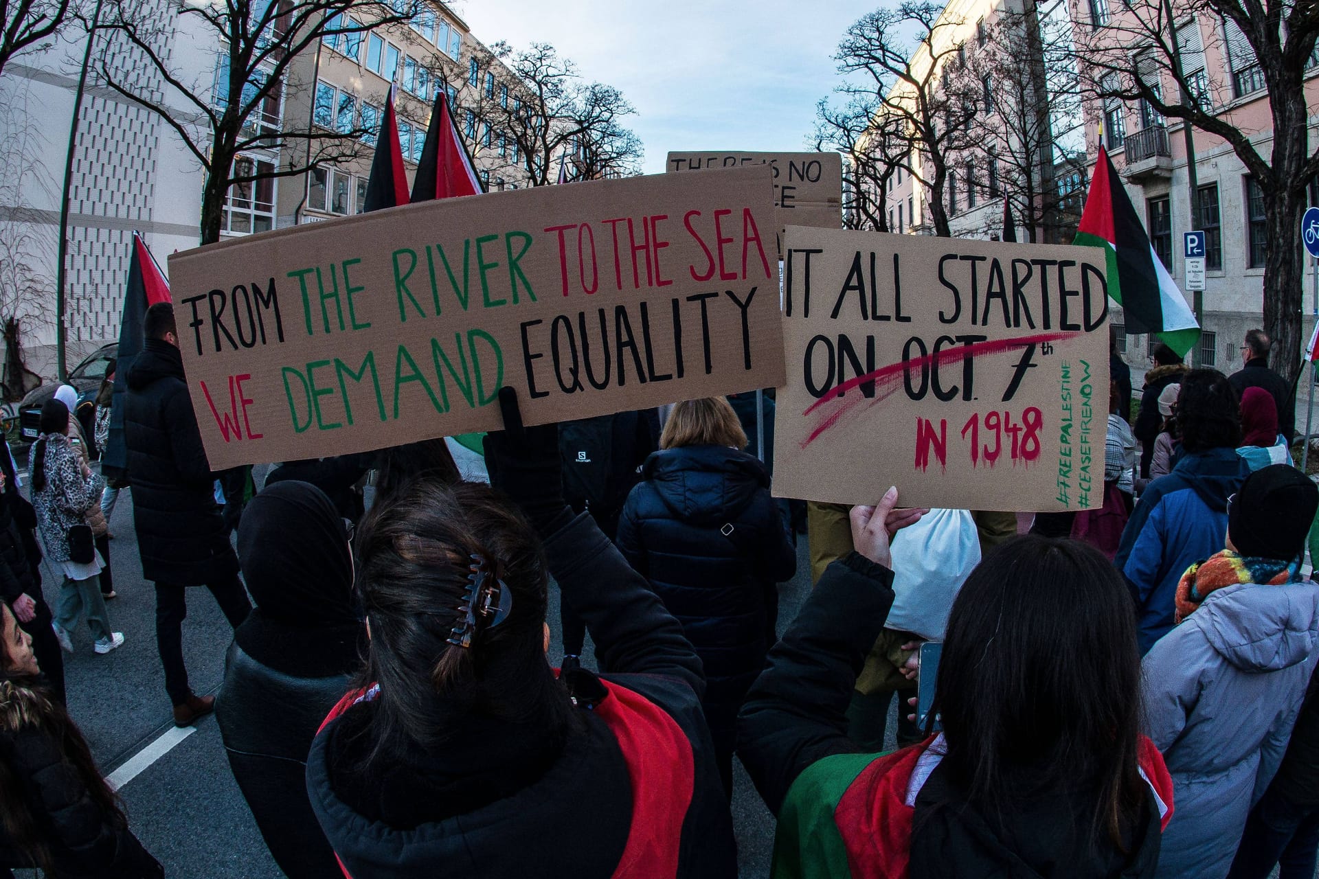 "From the river to the sea": Plakate mit dieser Aufschrift sind bei der Demo am Montag nicht grundsätzlich verboten.