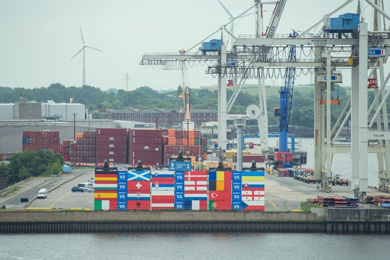 Mit Flaggen von EM-Ländern bemalte Schiffscontainer im Hamburger Hafen.
