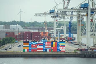 Mit Flaggen von EM-Ländern bemalte Schiffscontainer im Hamburger Hafen.
