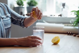 Zitronenwasser: Es enthält wertvolles Vitamin C.