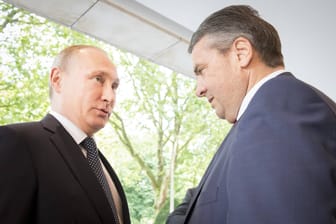 Als Außenminister traf Sigmar Gabriel (r.) den russischen Machthaber Wladimir Putin mehrfach, unter anderem beim G20-Gipfel in Hamburg 2017.