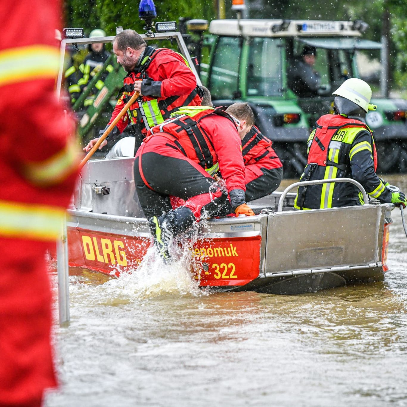 Bayern, Babenhausen: Angehörige der DLRG aus Memmingen sind dabei, Leute aus überschwemmten Wohnungen zu evakuieren.