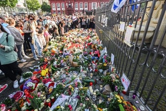 Anteilnahme bei einer Kundgebung nach Messerattacke in Mannheim