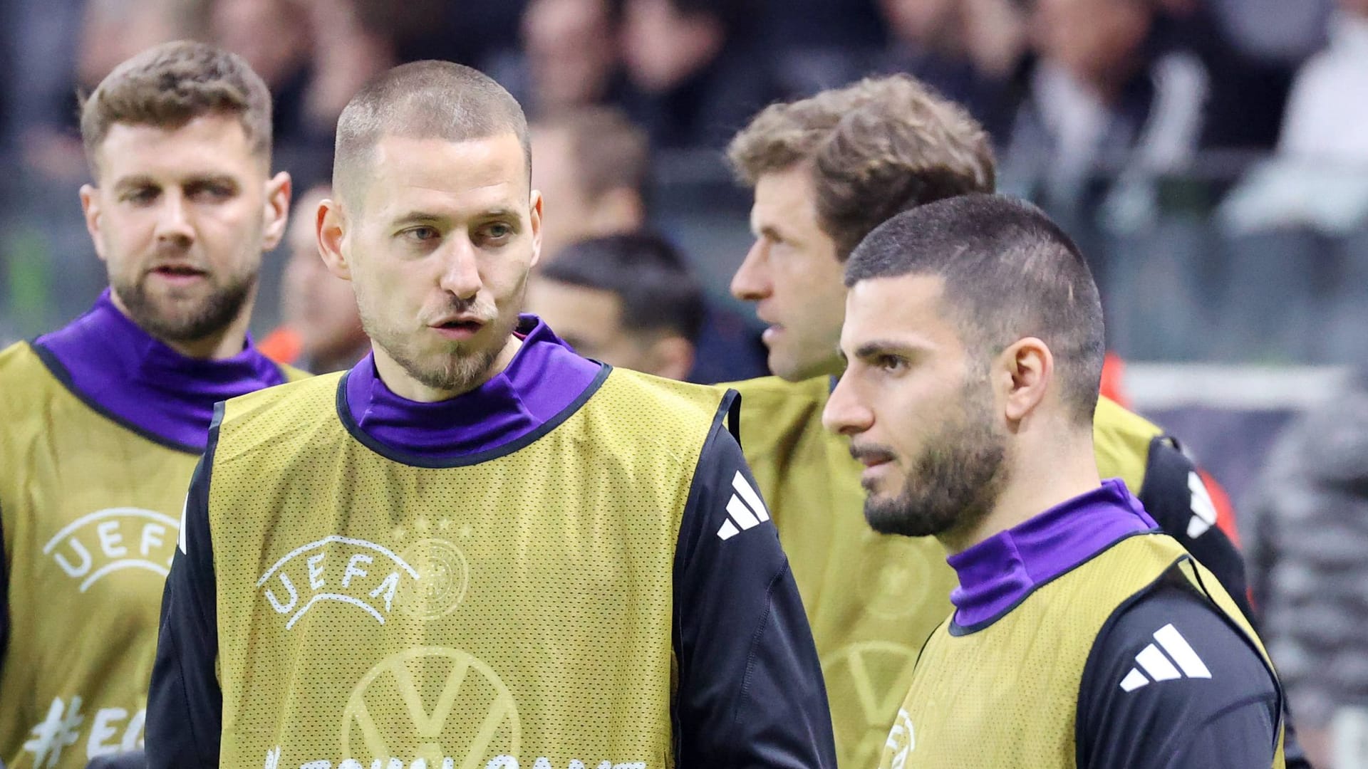 Waldemar Anton (links) neben Deniz Undav: Der Stuttgart-Verteidiger gibt sein Startelf-Debüt in der Nationalmannschaft.