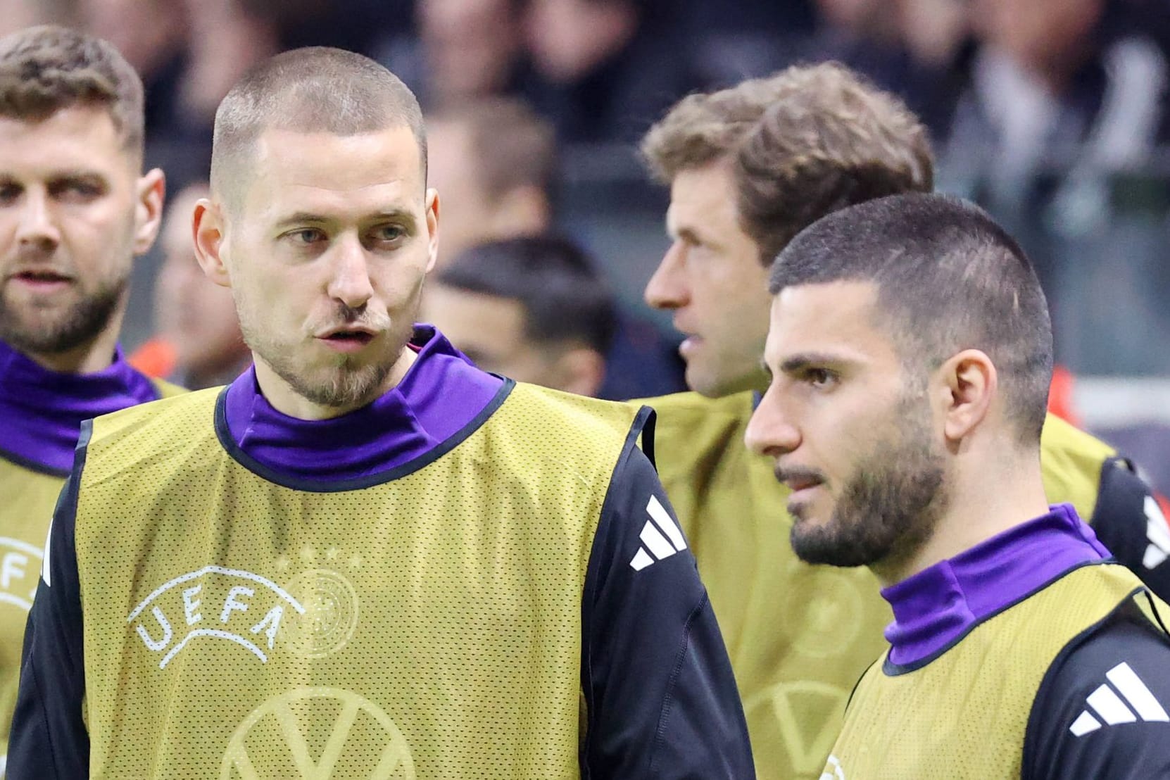 Waldemar Anton (links) neben Deniz Undav: Der Stuttgart-Verteidiger gibt sein Startelf-Debüt in der Nationalmannschaft.