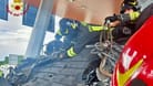 Italien: Einsatzkräfte der Feuerwehr bergen Autos nach einem schweren Verkehrsunfall.