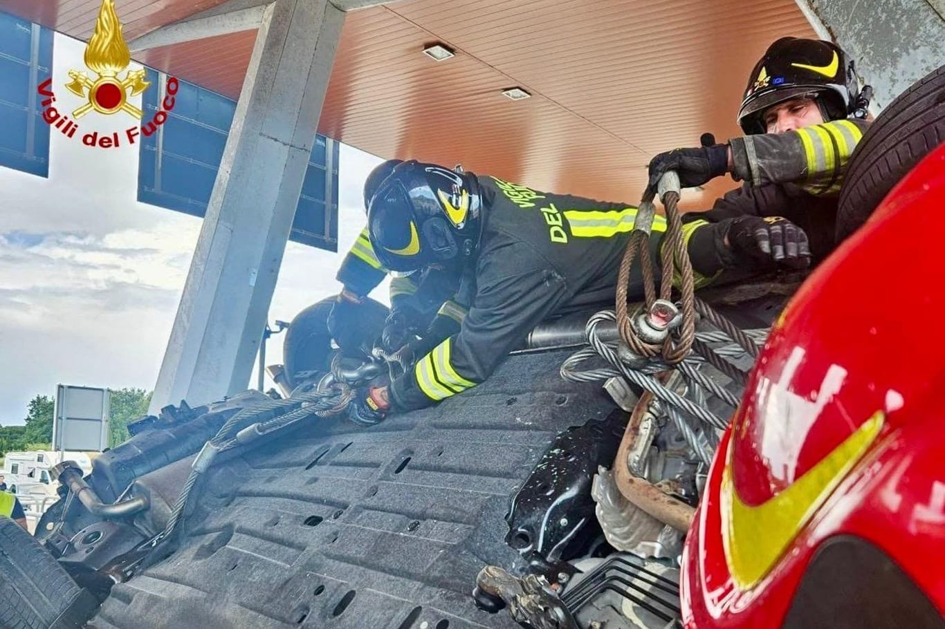 Italien: Einsatzkräfte der Feuerwehr bergen Autos nach einem schweren Verkehrsunfall.
