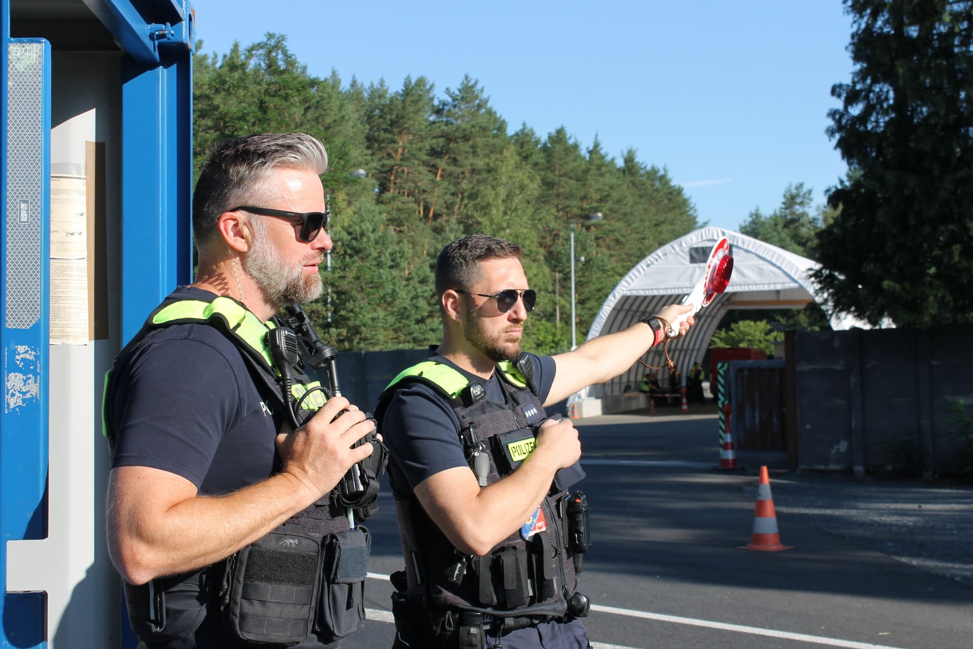 Frank Malack (l.) und Matthias Grund: Sie winken ein Fahrzeug heraus.