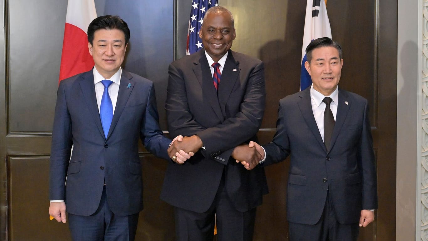 Japans Verteidigungsminister Minoru Kihara (l-r), US-Verteidigungsminister Lloyd Austin, und Südkoreas Verteidigungsminister Shin Won-sik: Die USA versuchen ihre Bündnisse in Asien zu stärken.