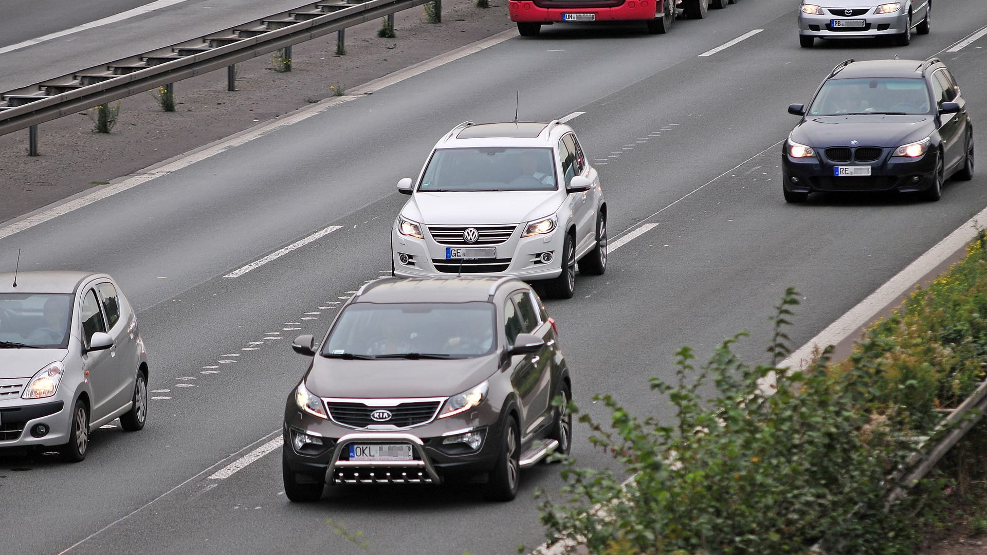 Verkehr auf der Autobahn: Eine Panne auf dem linken Fahrstreifen ist für alle Verkehrsteilnehmer besonders gefährlich.