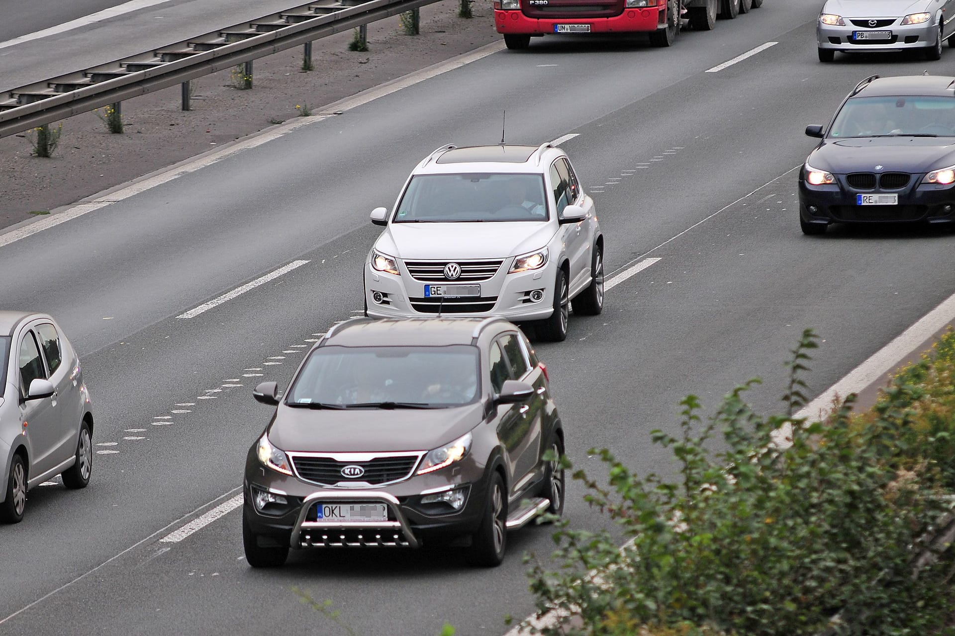 Verkehr auf der Autobahn: Eine Panne auf dem linken Fahrstreifen ist für alle Verkehrsteilnehmer besonders gefährlich.