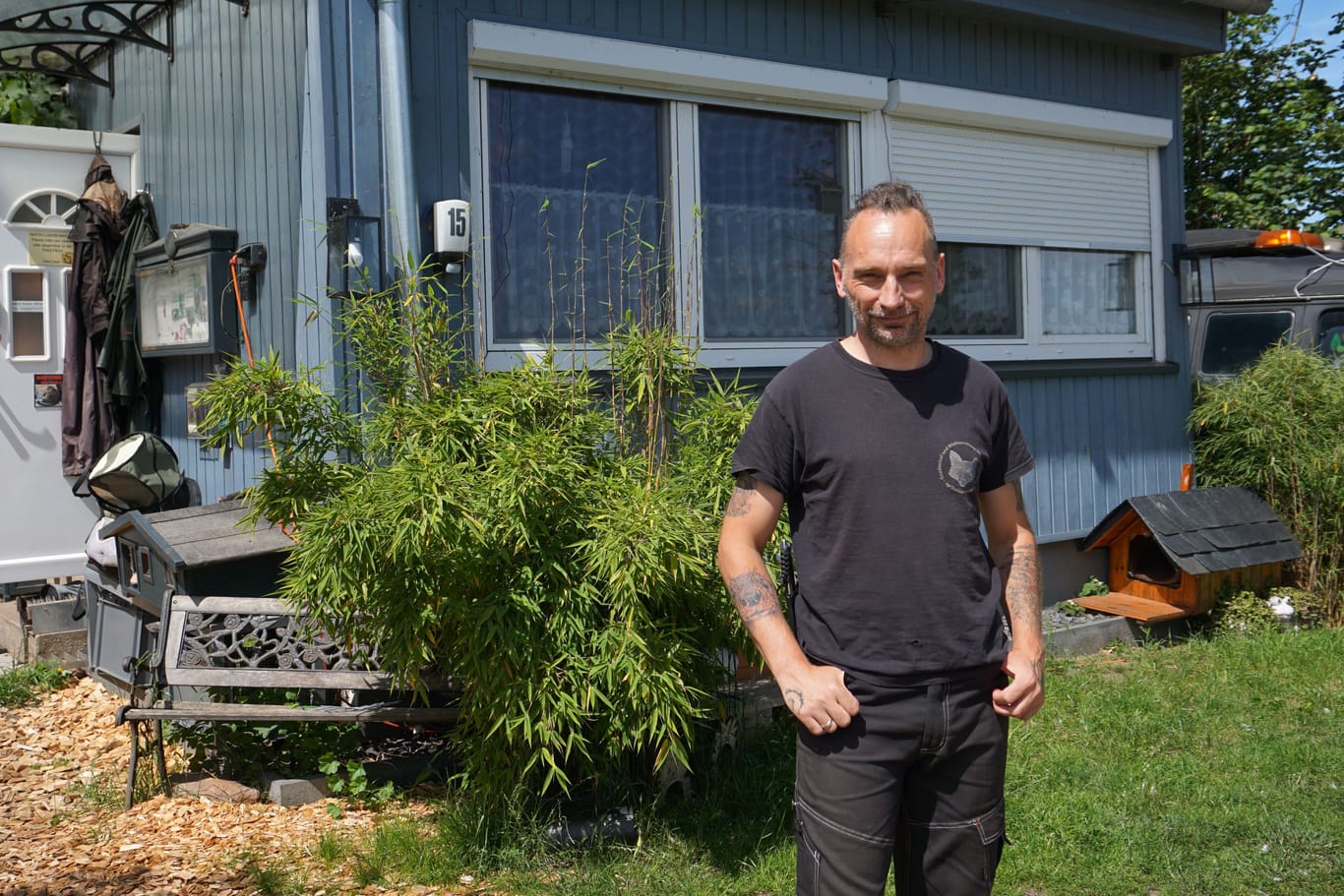 Steven Giese auf seinem Gnadenhof: Seit über zehn Jahren betreibt er mit seiner Frau Sanny den Gnadenhof und die dazugehörige Wildtierstation.