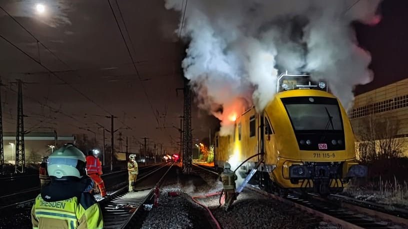 9./10. Februar 2023: Im Dresdener Stadtgebiet brennt einer der Turmtriebwagen. Die Besatzung konnte ihn gegen Wegrollen sichern.